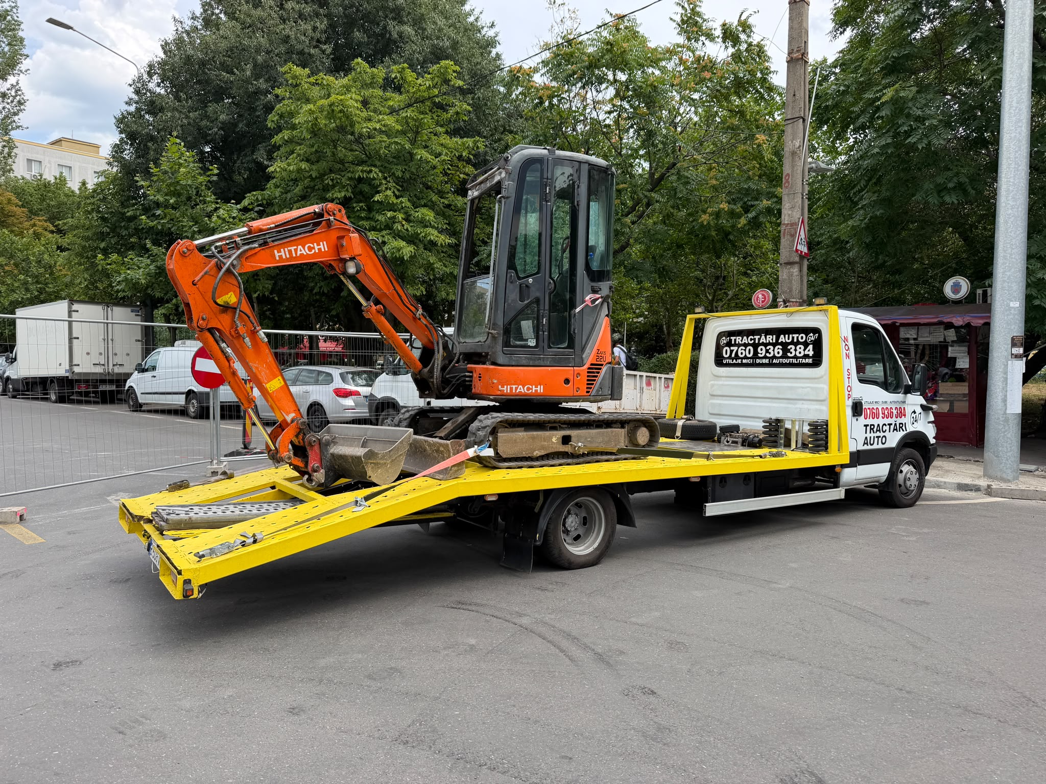 Mini-excavator Hitachi pe platforma VSY Tractări