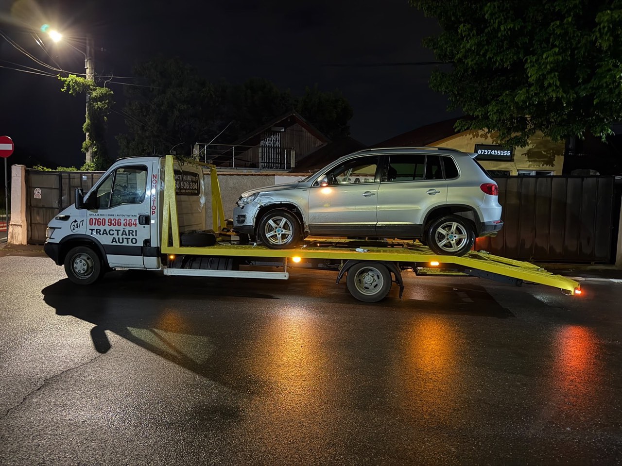 SUV tractat noaptea pe platformă VSY