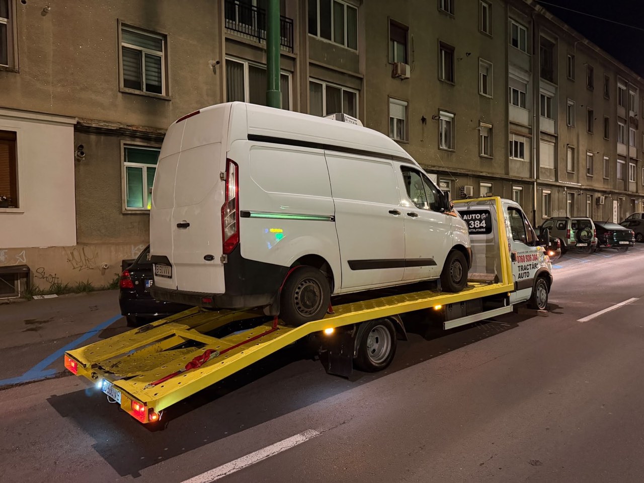 Mașină fixată pe platforma VSY Tractări