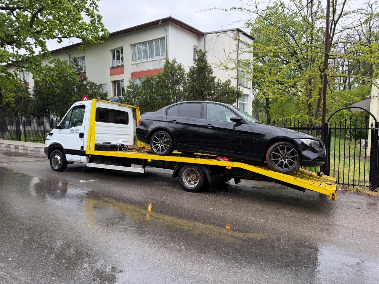 Tractare BMW pe ploaie în București